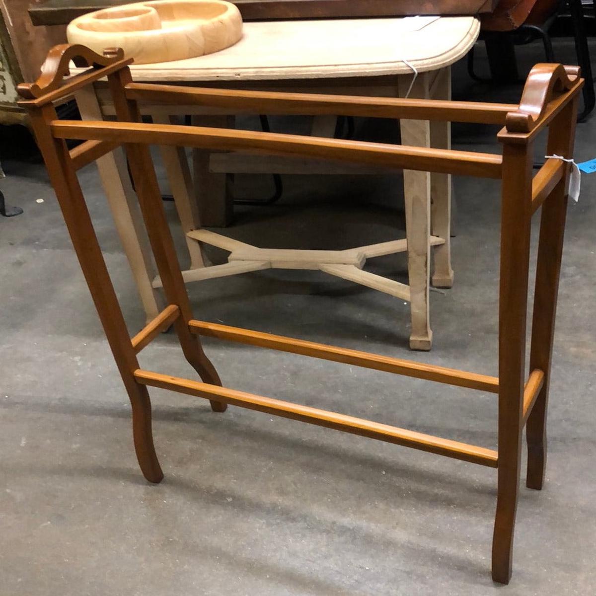 WOODEN QUILT HOLDER